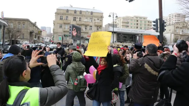 Polis qadınların 8 Mart yürüşünə müdaxilə edib