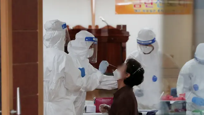 서울의 한 교회 예배당에서 보건소 의료진이 코로나19 검사를 진행하고 있다