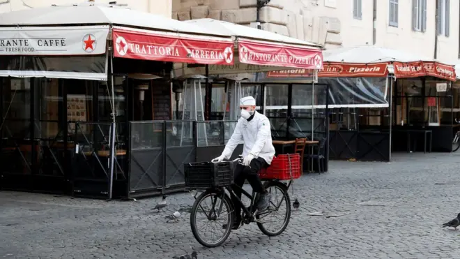 Alguns bares e cafés seguem funcionando, mas apenas fazendo entregas