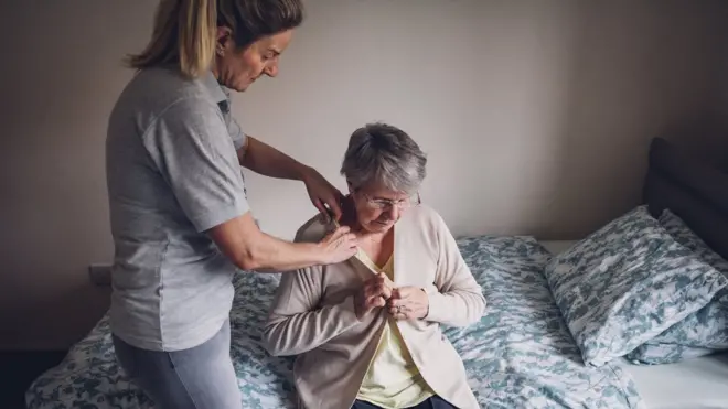 ستقوم المملكة المتحدة بإجراءات عزل المسنين في غضون أسابيع لحمايتهم من فيروس كورونا