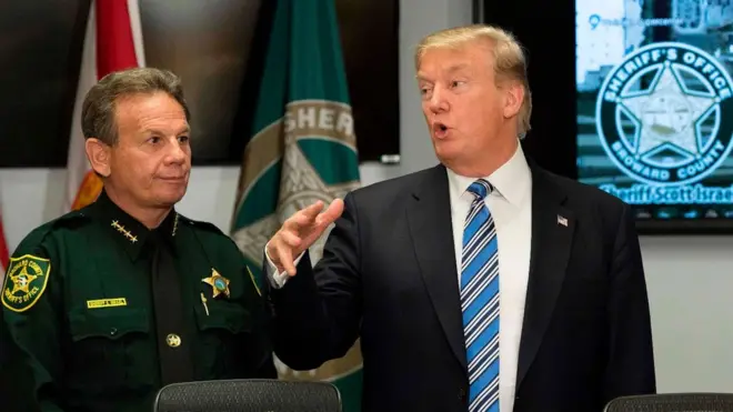 На встрече с сотрудниками правоохранительных органов в Паркленде Трамп говорил о проблемах безопасности в школах, но тему ограничения доступа к огнестрельному оружию не поднимал