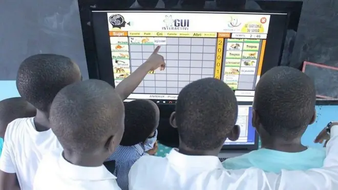 Un groupe d'élèves devant un outil pédagogique de la Lindkey School