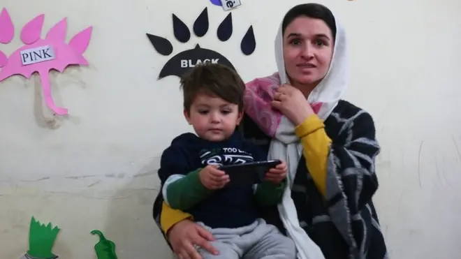 سادھنا روانہ دو گھنٹے کے لیے اپنے پہلے بچے کے ہمراہ قریبی ای سی ڈی سنٹر آتی ہیں