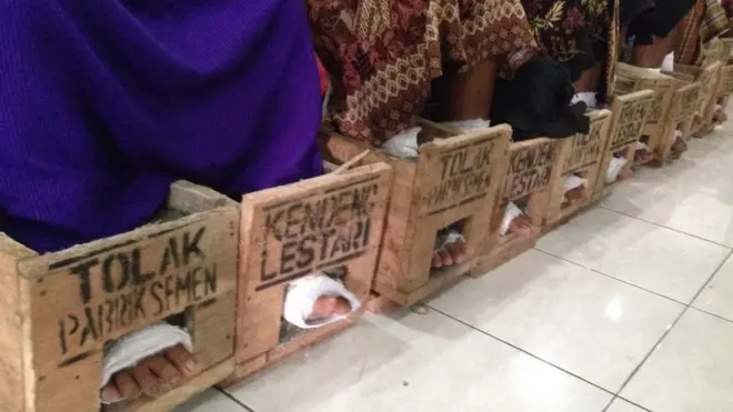 Puluhan petani dari tiga kota pegunungan Kendeng melakukan aksi memasung kaki dengan Semen -untuk kedua kalinya.