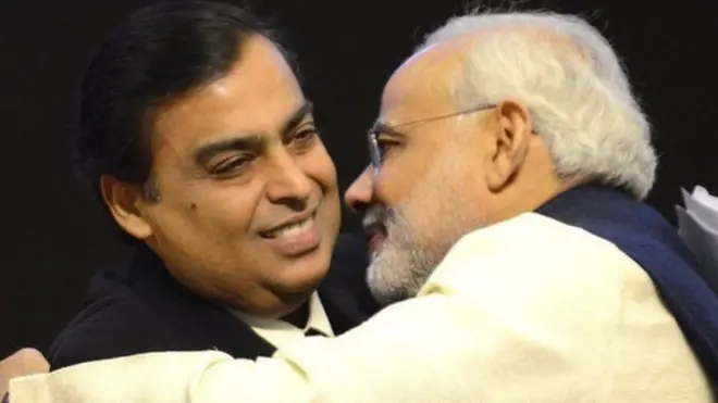 प्रधानमंत्री नरेंद्र मोदी के साथ मुकेश अंबानी