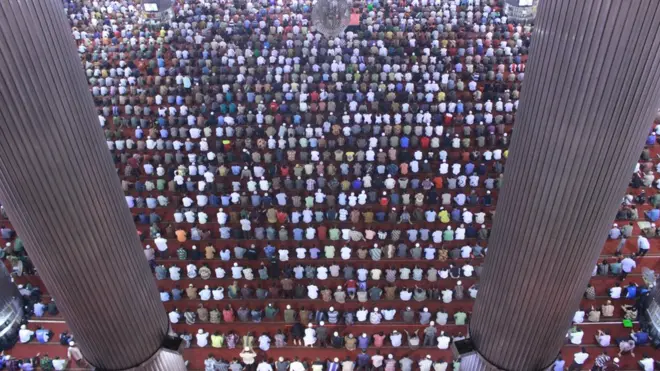 Lebih dari seratus ribu orang mengikuti salat Idulfitri di Masjid Istiqlal setiap tahun.