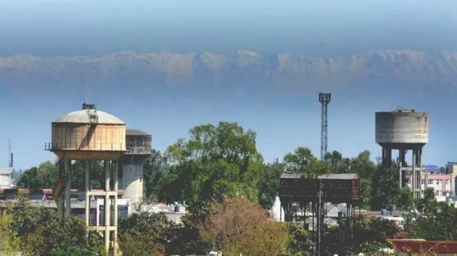 जालंधर से दिखती धौलाधार पर्वतमाला की चोटियां