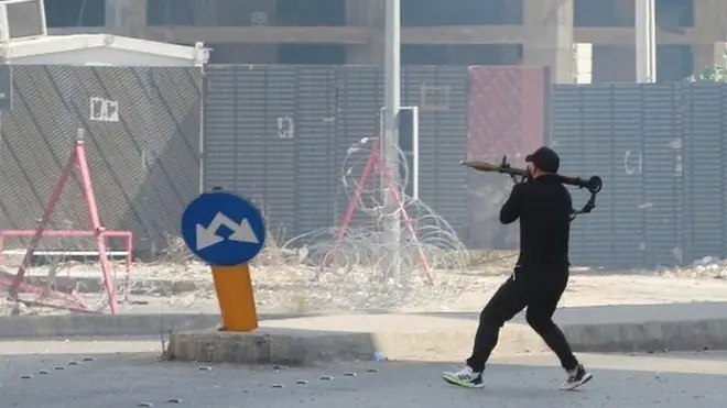 مقاتلون من الميليشيات يستعدون لإطلاق قذيفة صاروخية وسط بيروت (14 أكتوبر/تشرين الأول)