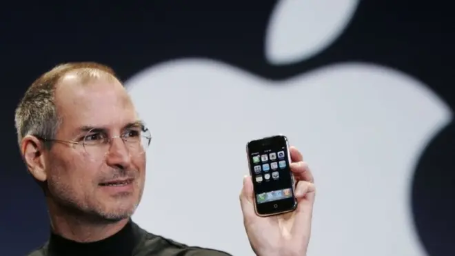 2007 मे एप्पल का आईफोन लांच करते स्टीव जॉब्स