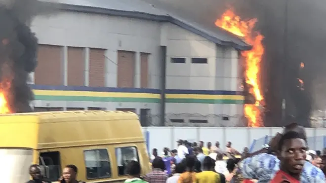 Jaguda pipo burn down Orile police station for Lagos.