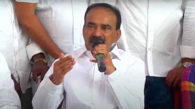 శామీర్ పేటలో తన నివాసం నుంచి మీడియాతో మాట్లాడుతున్న ఈటల రాజేందర్