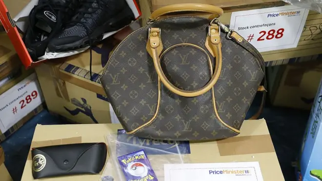 Контрафактные сумки и другие товары, задержанные таможней