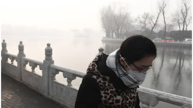 北京市环境监测中心1月1日发布的空气质量平台数据显示，在23个城市环境评价点中，12个点位的空气质量指数达到上限500，严重超标。