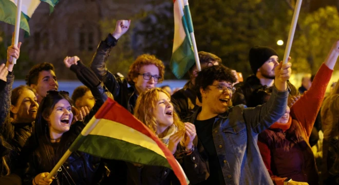 Budapeşte sokaklarında Orban döneminin bitişini kutlayan gençler.
