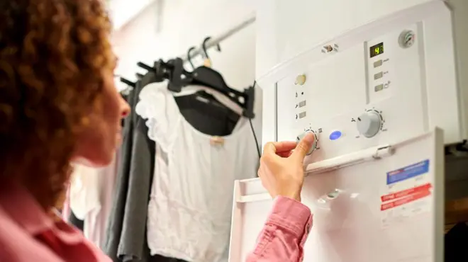 سيدة تتحكم في درجة حرارة