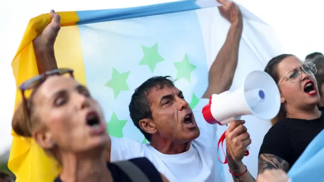 Protesti na Tenerifima jer je španska vlada odobrila da brod na kojem su bili zaraženi hantavirusom pristane u luci na Kanarskim ostrvima