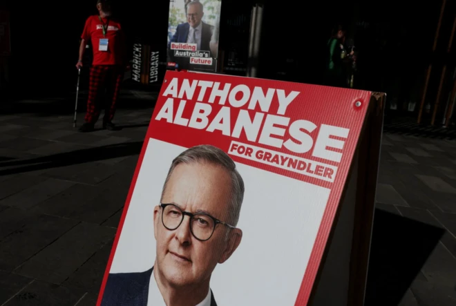 Um cartaz eleitoral com a foto do primeiro-ministro australiano, Anthony Albanese, é colocado na rua em Grayndler durante a eleição federal australiana, em Sydney, Austrália, em 3 de maio de 2025. 