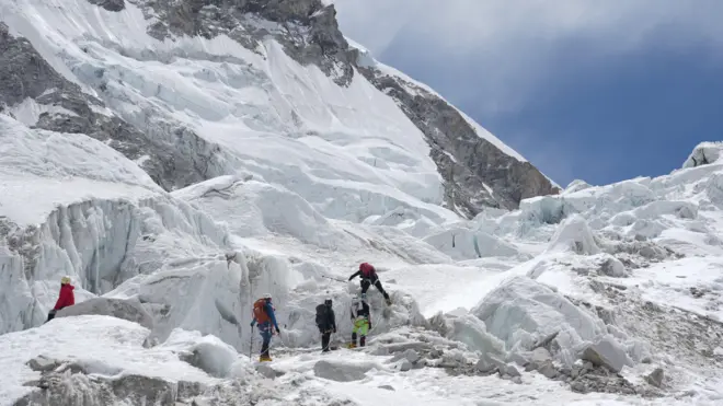 راستہ کھلنے میں تاخیر نے اس سال ایک بار پھر ماؤنٹ ایورسٹ کی چوٹی پر ممکنہ ٹریفک جام کے خدشات میں اضافہ کر دیا ہے