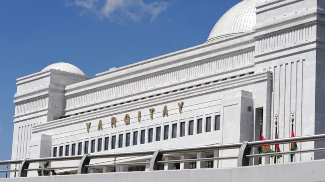 YARGITAY yazılı beyaz bir binanın üst bölümü görünüyor. Önünde üç bayrak gönderde ancak detayları seçilmiyor. 