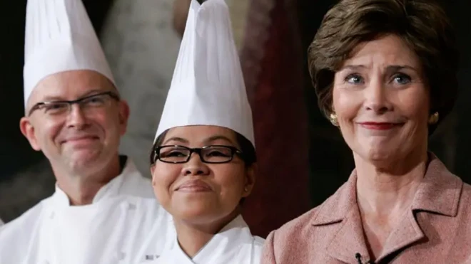 لورا بوش، بانوی اول وقت آمریکا (راست)، کریستتا کامرفورد (وسط) و ویلیام یوسس، شیرینی‌پز ارشد کاخ سفید، سال ۲۰۰۶