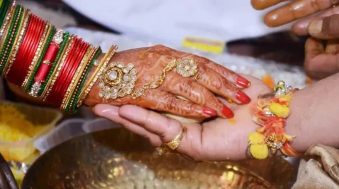 குஜராத்தில், இப்போது திருமணப் பதிவின் போது தம்பதியினரின் பெற்றோருக்கும் தகவல் தெரிவிக்கப்படும்