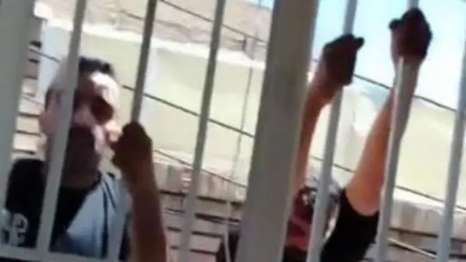 افرادی درحال آویزان شدن از پنجره خانه هستی