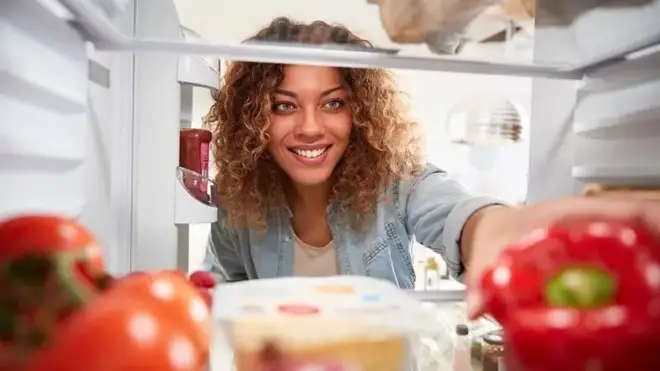 The recommended temperature range in a refrigerator is 0 to 5 °C. ශීතකරණයක නිර්දේශිත උෂ්ණත්වය සෙල්සියස් අංශක 0 සිට 5 °C දක්වා වේ.