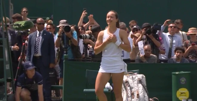 Zeynep Sönmez galibiyet sonrası elini kalbine götürmüş ve büyük sevinç içinde.