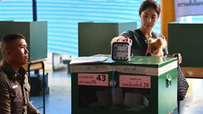 หญิงเลือกตั้ง