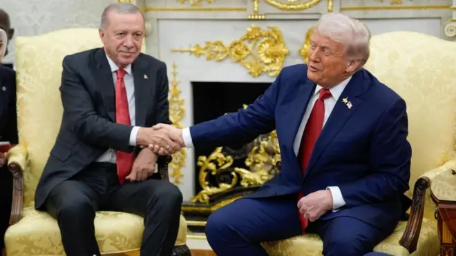 US President Donald Trump shakes hands with Turkish President Recep Tayyip Erdogan in the Oval Office on 25 September 2025.