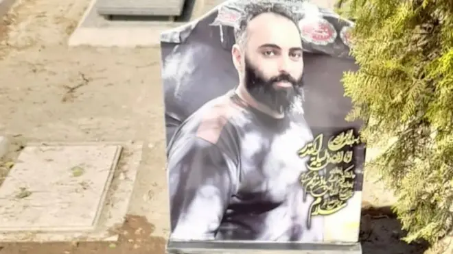 ضريح ميلاد أستاد- هاشم التي تزعم عائلته أنه قتل على يد قوات الأمن الإيرانية