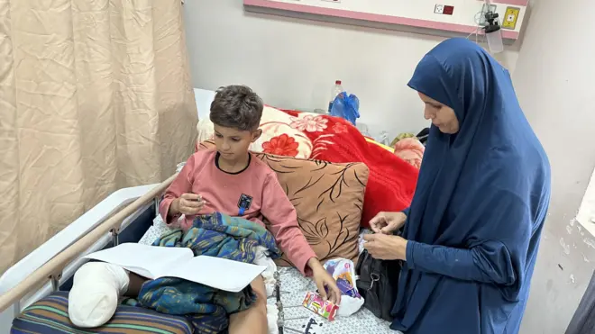 طفل فلسطيني فقد ساقه بسبب القصف الإسرائيلي على قطاع غزة