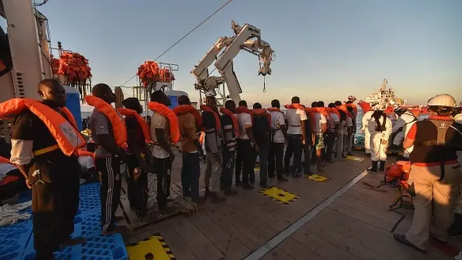 Des migrants secourus par la croix rouge maltaise