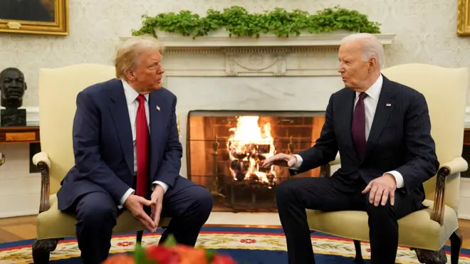 بايدن يميناً وترامب يساراً