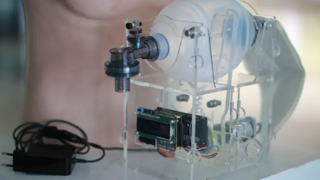 ส่วนสำคัญ คือ "หน่วยควบคุม" ที่เรียกว่า Arduino microcontroller ซึ่งเปรียบเหมือนสมองของเครื่องช่วยหายใจนี้