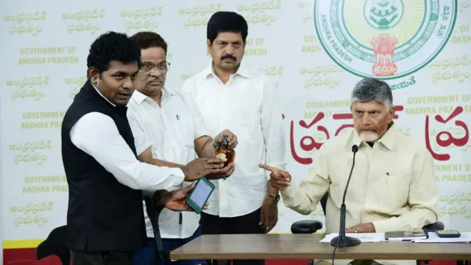 ఏపీ ఎక్సైజ్‌ సురక్ష యాప్‌ను ఆవిష్కరిస్తున్న సీఎం చంద్రబాబు, ఎక్సైజ్‌శాఖ మంత్రి కొల్లు రవీంద్ర