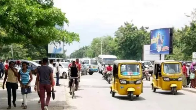 Tuktuk, taxi-velo na taxi-moto zikoreshwa n'abantu benshi mu kwiyunguruza no gutwara ibintu