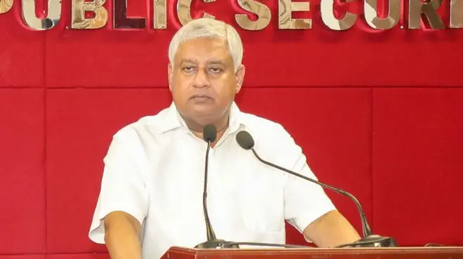 මැයි 01 වැනිදා වැනිදා කටුනායක ජාත්‍යන්තර ගුවන් තොටුපොළේ දී On Arrival වීසා නිකුත් කිරීම සම්බන්ධයෙන් ඇතිවූ ගැටළු සහගත තත්ත්වය සහ වීසා ක්‍රමවේදය පිළිබඳව පැහැදිලි කිරීමේ විශේෂ මාධ්‍ය හමුවක් මහජන ආරක්ෂක අමාත්‍ය ටිරාන් අලස් ගේ සහභාගීත්වයෙන් අද (මැයි 06 වැනිද) මහජන ආරක්ෂක අමාත්‍යාංශයේදී පැවැත්වුණි.