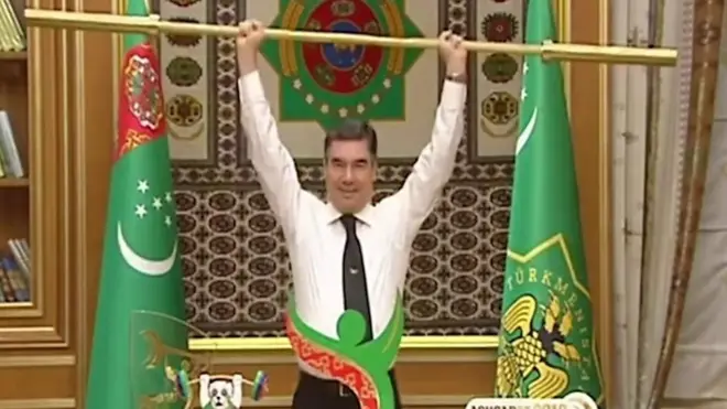 Гурбангулы Бердымухамедов поднял золотую штангу перед кабинетом министров