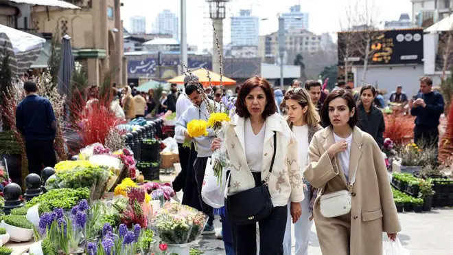Abanya-Iran barimo guhaha kuwa kane tariki 19 Werurwe kuri Tajrish Bazaar mu majyaruguru ya Tehran ku munsi ubanziriza Nowruz (Umwaka mushya) ku ngengabihe y'Abaperse 