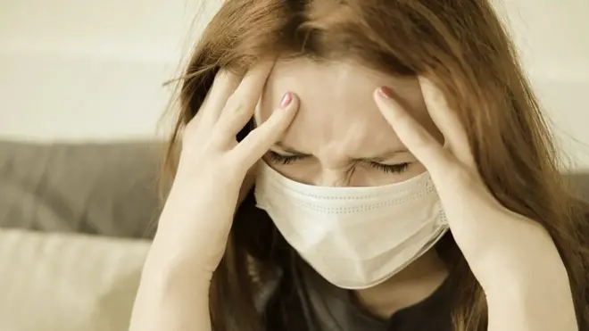 Забринута жена са маском