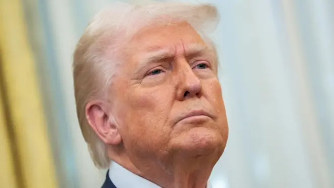 الرئيس الأمريكي دونالد ترامب حيث يظهر وجهه وياقة قميصه الأبيض والقليل من جاكيته الرسمي بلون أسود