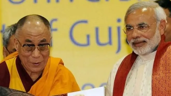 दलाई लामा और नरेंद्र मोदी की ये तस्वीर 2010 की है, जब नरेंद्र मोदी गुजरात के मुख्यमंत्री थे.