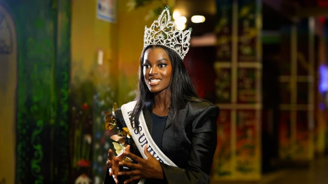 Chidinma Adetshina dey tok for di interview wit BBC Pidgin wearing a smile wit her crown on her head