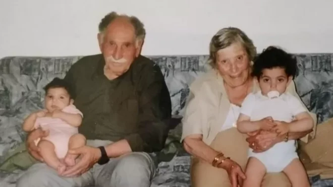 ईद हदाद के माता-पिता, गोद में अपने पोतों को लिए हुए