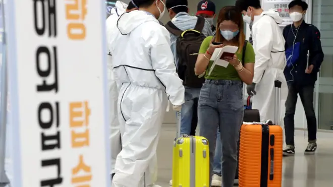 모든 해외 입국자가 자가격리 대상이 되면서, 자가격리자 수는 최근 크게 늘었다