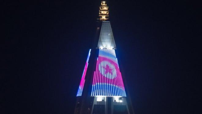 构成了朝鲜国旗的灯光秀。