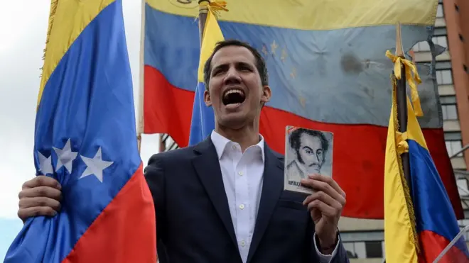 Guaidó anunció que asume la presidencia temporal de Venezuela para lograr un gobierno de transición y convocar a elecciones.