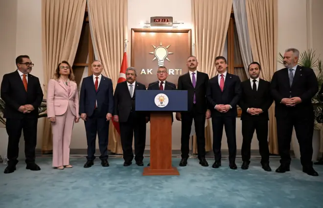 AKP TBMM Grubu tarafından hazırlanan Millî Dayanışma ve Toplumsal Bütünleşmenin Güçlendirilmesine Dair Kanun Teklifi'nin detaylarını Grup Başkanı Abdullah Güler açıkladı.