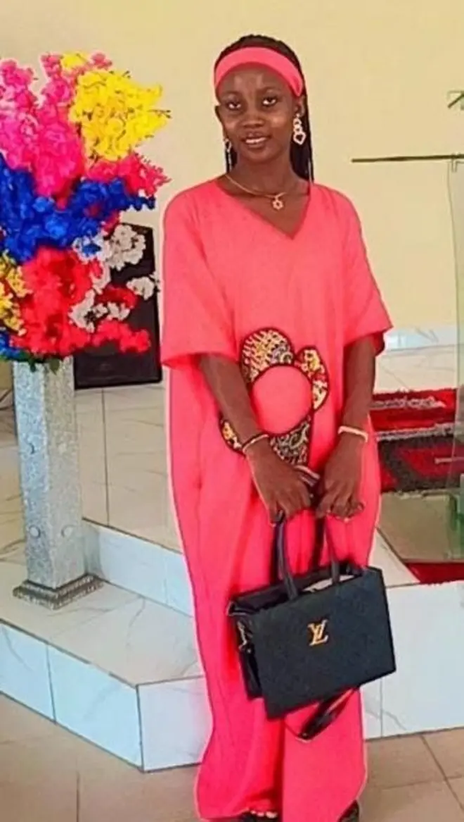 Maureen Best Enruchi wear red dress and hold a black bag and pose for di camera 